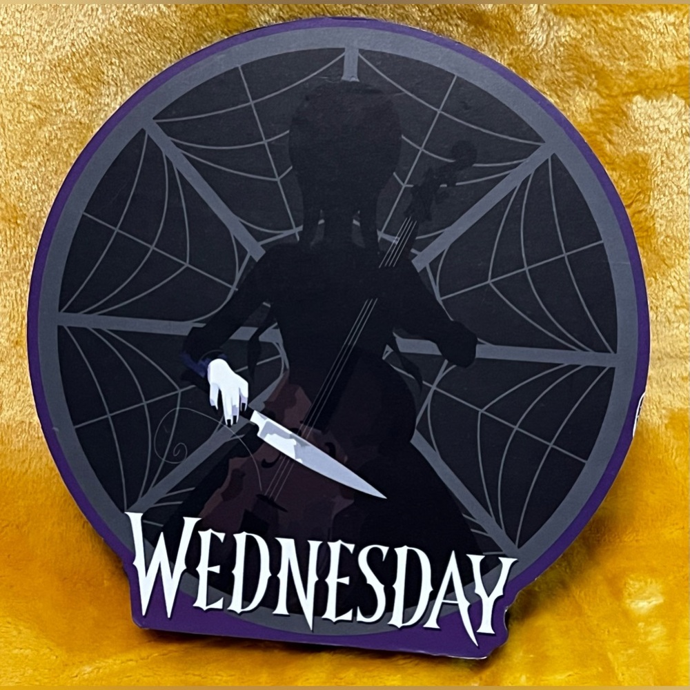 THE ADDAMS FAMILY: 
DECOR WOODEN BLOCK
WEDNESDAY ADDAMS
